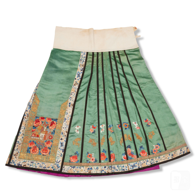 十九世紀 綠地綉花卉紋裙 | A GREEN SILK APRON SKIRT
